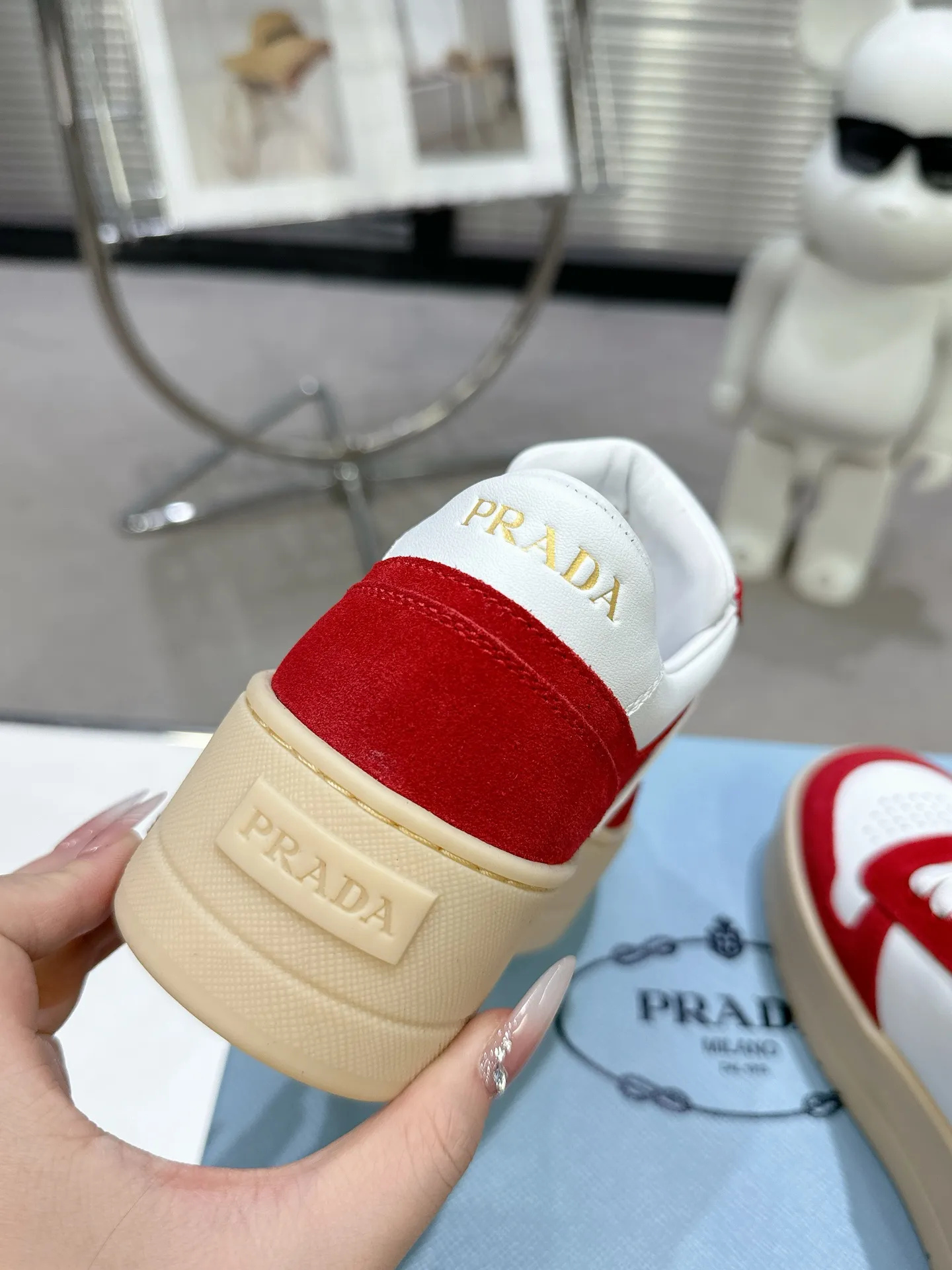 👟👟Ex-factory price 600👟👟 Prada Latest Downtown Bold series Thick-soled Platform Shoes Triangle Logo Casual Sports Shoes White Shoes Original purchase, development and production Downtown Bold sneakers are inspired by the basketball shoes of the 1980s, with sporty design and exquisite details. Crafted from perforated leather, the statement platform sole provides a unique, modern style. The Prada logo is interpreted from different angles, decorated with the iconic enameled triangular metal logo, highlighting the unique classic style. Exquisite packaging at the delivery counter🛍📦 ▪️Fabric: Original custom imported first-layer cowhide ▪️Inner lining: Original imported sheepskin ▪️Outsole: Original open-molded ultra-light foam material ▪️Sole thickness: 4.5CM ▪️Size: Women's 35-40
